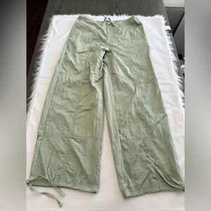 Superdown Light Green Women Pants. Size Medium